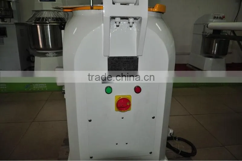 Semi-automatic dough divider and rounder for bread