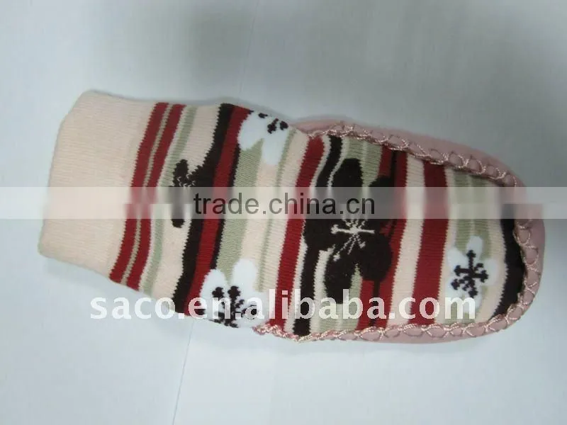 Fashion children's sock with the flower pattern on it