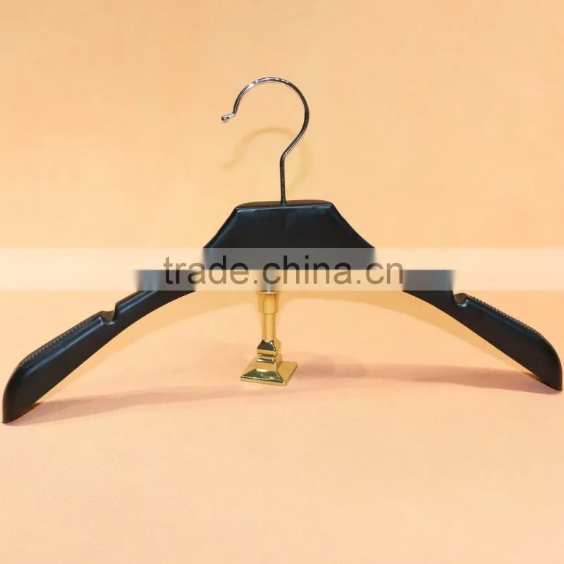 2015 High quality pure colour plastic clothing rack for cloth display