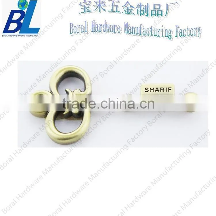 Gold-plating embossed metal zipper puller in zinc alloy