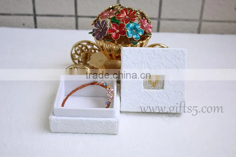 Latest wedding jewelry boxes with beaded name plate of V