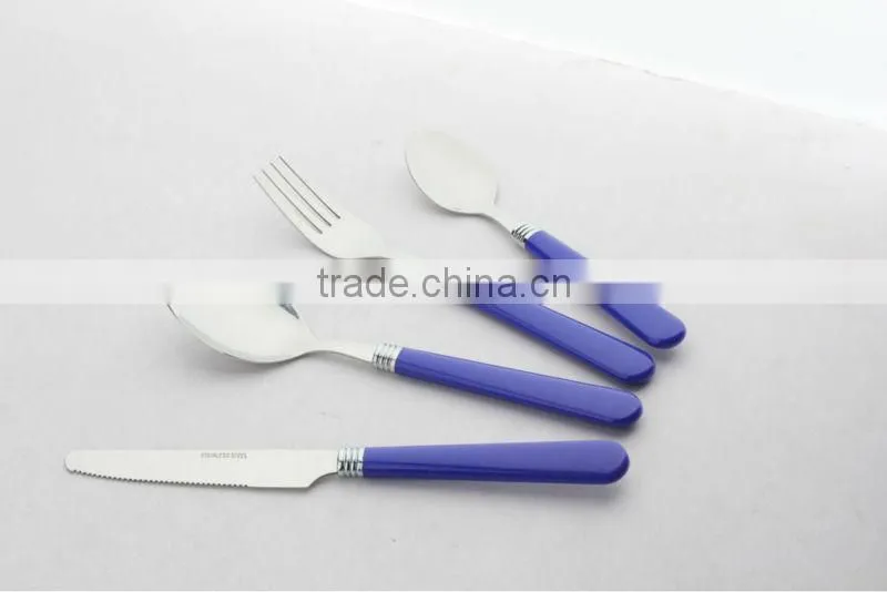 Comfortable stainless steel dinnerware with plastic handle
