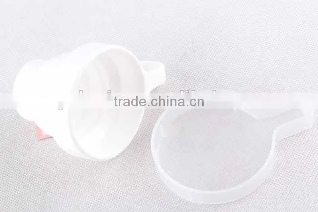 Single handle silicone folding cup with plastic cup