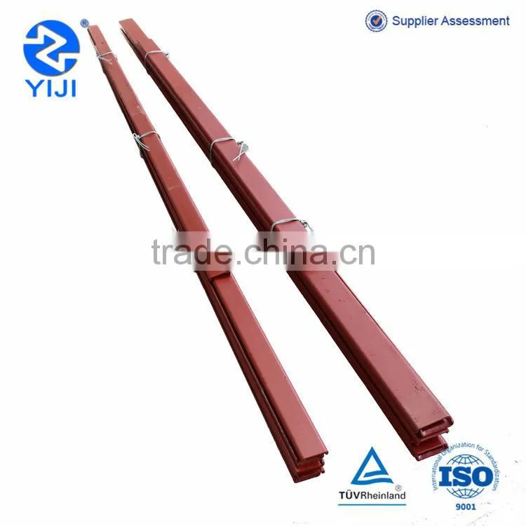 Wear resistant guide rail for scraper chain