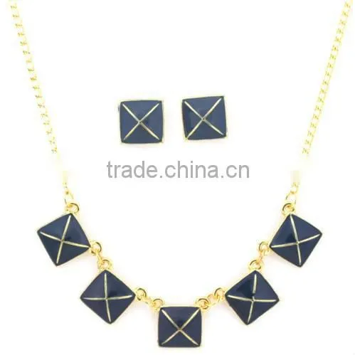 Green Arylic Beads Claw With Crystal Necklace