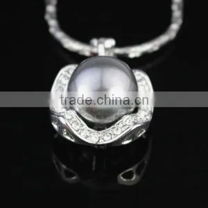 White Gold Austrian Crystal Imitation Pearl Necklace thumbnail-4