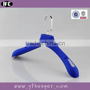 HA1423 Non Slip Plastic Clothes Hanger Rubber Coated Coat Hanger thumbnail-1