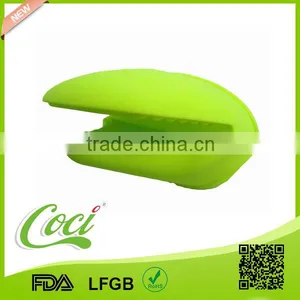 Crocodile Shape High Temperature Silicone Oven Mitts thumbnail-1