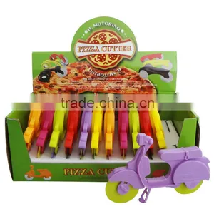 Newest Plastic Pizza Cutter With Colored Blade thumbnail-1