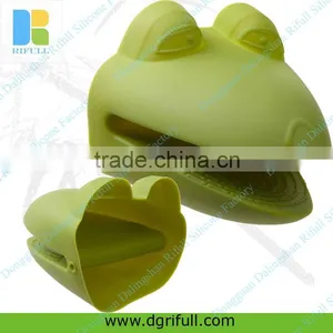 Green Frog Silicone Pot Holders thumbnail-1