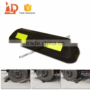 Independent Developed Super Durable Synthetic Parking Rubber Wheel Chock thumbnail-2