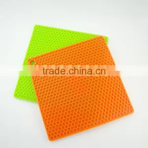 Eco-Friendly Square Silicone Cellular Place Mats thumbnail-4