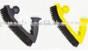 Steel Wire Brush With Plastic Handle thumbnail-1