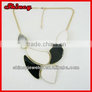 Black and Whire Colored Chunky Bubblegum Necklace thumbnail-1