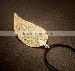 Best Selling Beautiful Leaf Shaped Gold Plated Alloy Pendant Necklace thumbnail-2