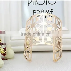 Wholesale Jewelry Gold Geometry Hollow -out Women Cuff Bangle With High Quality thumbnail-2