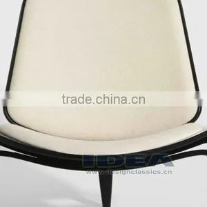 Replica Hans Wegner Shell Chair - Black Shell/ Cream White Fabric thumbnail-4