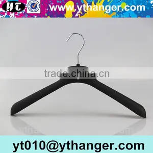 YY0538 Black Antislip Rubber Coated Plastic Hanger Rubber Coat Hanger With Metal Hook thumbnail-1