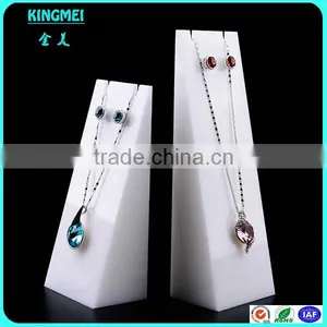 Fashion Design Elegant Counter Top White Perspex Jewelry Display Stand for Necklace Acrylic Bracelet Display Cube thumbnail-1