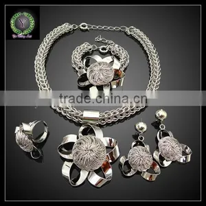 Beatiful Fashion Jewerly Set in Silver thumbnail-1