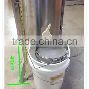Adjustable Legs Height 2/3/4/6 Frames Manual Honey Extractor thumbnail-6