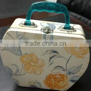 Apple Shaped Tin Lunch Box thumbnail-1