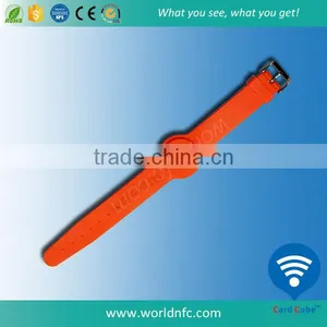 China Suppiler Round NTAG216 Chip RFID PVC Wristband thumbnail-2