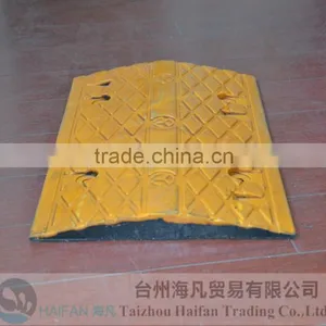Traffic Reflective Rubber Speed Humps Used on Road/ Black and Yellow Removable Rubber Road Humps for Crossroad thumbnail-3