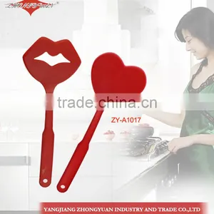 2pcs Lip and Love Heart Shaped Nylon Plastic Spatula Kitchen Accessory thumbnail-1