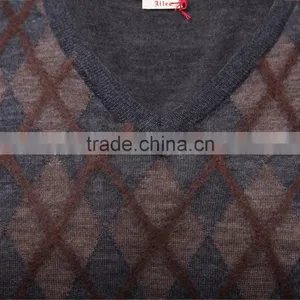Men's Lana Wool Sweater Vest Withtwo-tone Diamond Patterns thumbnail-3