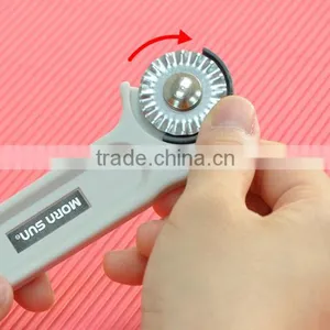 28mm Plastic Bent Handle Rotary Cutter - Knives Wholesale thumbnail-5