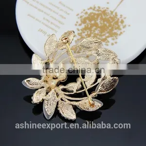 Classic Resin Noble Bridal Hollow Flower Rhinestone Brooch/handmade Rhinestone Brooch thumbnail-2