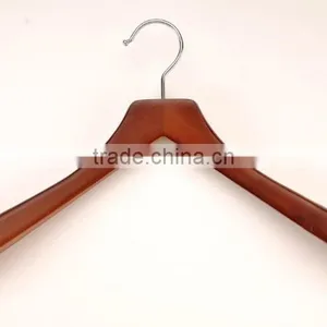 Горячая продажа высококачественных цветных деревянных вешалок для одежды оптом thumbnail-5