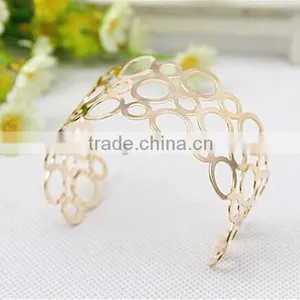 South Korean Round Hollow Women Bangles With Gold Plated thumbnail-3