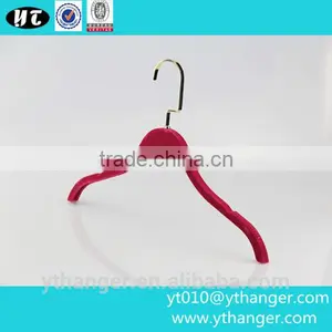YY0447 Hot Selling Thin Velvet Shirt Hanger Red t Shirts Plastic Hanger for Clothes Quality Choice thumbnail-2