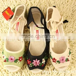 Traditional Shoe for Woman From China thumbnail-1