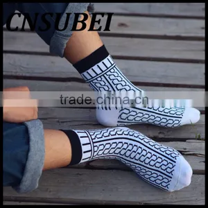 Autumn and Winter Men Black and White Chain Pattern Personality Cotton Tube Socks thumbnail-3