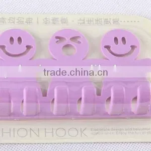 Human Shaped 6 Hooks Plastic Toothbrush Holder thumbnail-3