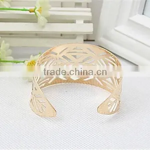 New Design Gold Hollow Triangle Bangles,metal Feather Shape Bangle in Bulk thumbnail-2