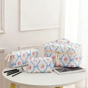 Wholesale Quilted Floral Cosmetic Bag Set Portable Cotton Makeup Bags Zipper Closure Fashionable Hanging Travel Storage Bag thumbnail-4