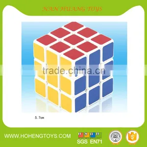 Plastic Cube 5.7cm thumbnail-1