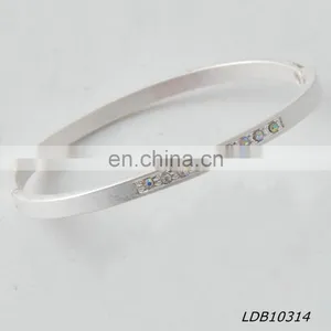 Latest Personalized Desion Worn Silver Cuff Metal Crystal Bracelet thumbnail-3