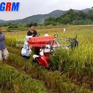 Cheapest Price and Good Quality Mini Paddy Rice Combine Harvester / Rice Reaper Working in Wet Field thumbnail-5