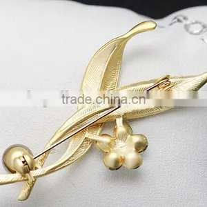 Fashion Crystal Leaf Pearl Matte Silver and Matte Gold Brooch thumbnail-4