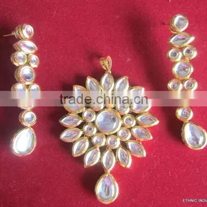 Kundan Pachi Pendant EARRING Set thumbnail-2