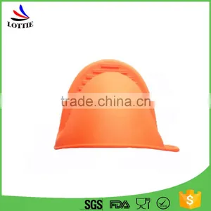 China Manufacturers 2016 Hot Selling Food Grade Heat Resistant Silicone BBQ Baking Mitt thumbnail-2