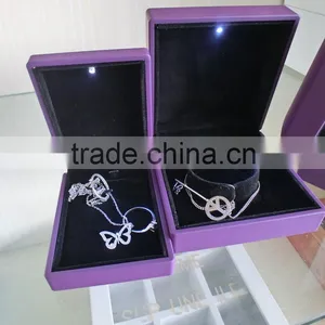 Luxury Varnished Bracelet Box Bangle Box Wedding Gift Set With LED Jewelry Wooden Box thumbnail-3