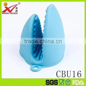 Factory Price Silicone Material Heat Insulation Bakeware Glove thumbnail-1