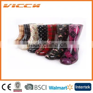 Hot Fashion Shiny Pvc Transparent Ankle Rain Boots thumbnail-1