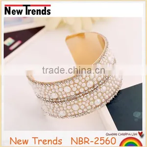 New Arrival Hot Sale Gold Rhinestone and Pearl Bangle thumbnail-4